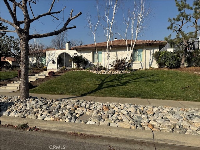 view of front facade with a front yard