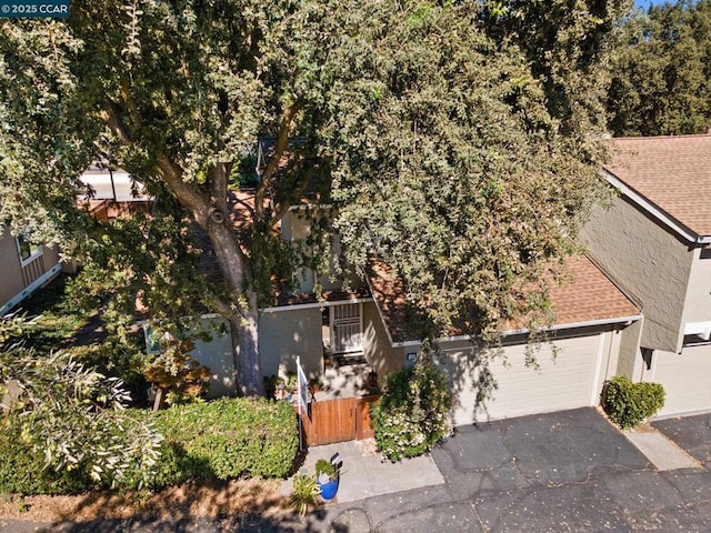 view of front facade featuring a garage