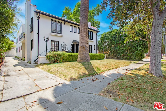 view of front of property with a front lawn