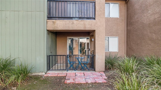 property entrance featuring a balcony