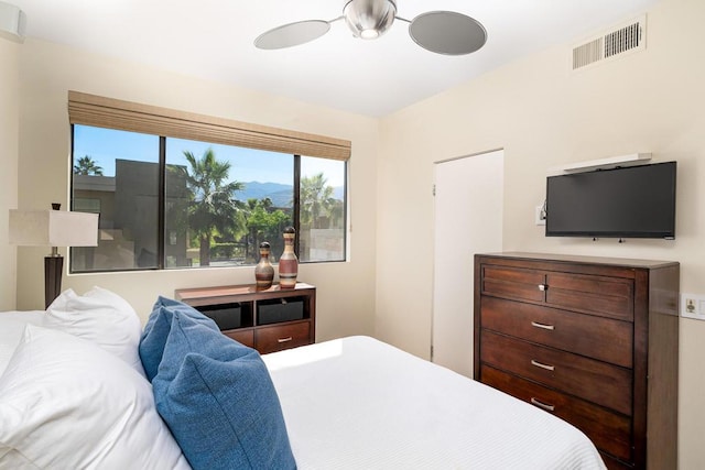 bedroom with ceiling fan