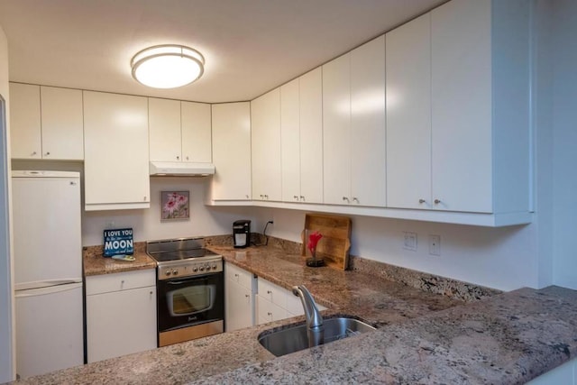 kitchen featuring white cabinets, sink, electric range, white fridge, and kitchen peninsula