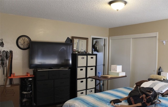 bedroom featuring a textured ceiling and a closet