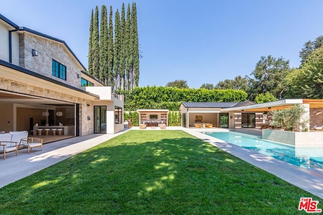 view of yard featuring a patio area