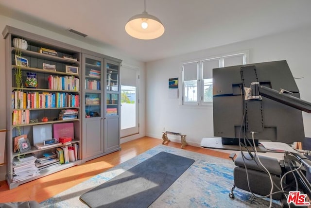 exercise area with light hardwood / wood-style flooring