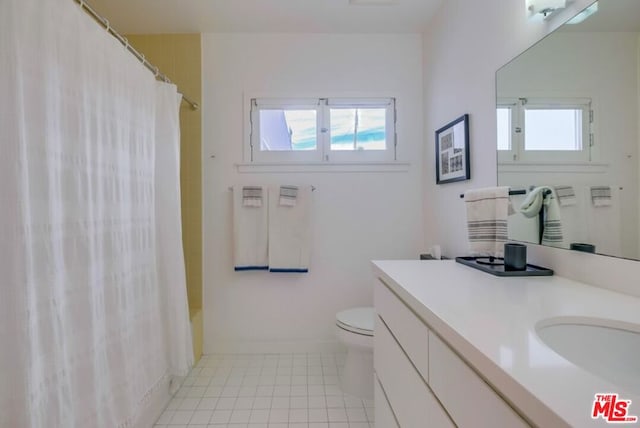 full bathroom featuring shower / bath combo with shower curtain, vanity, and toilet