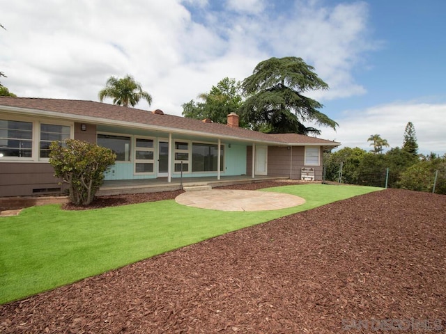 view of front of home featuring a patio and a front lawn