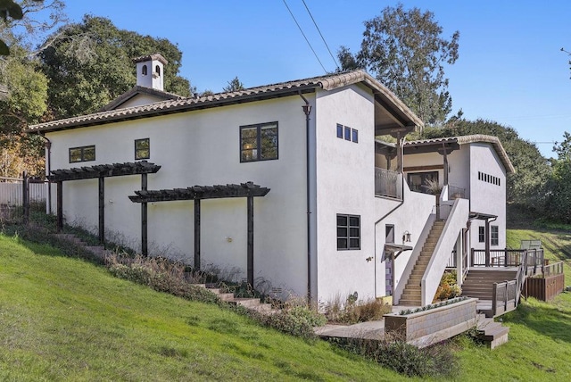 view of side of property featuring a lawn