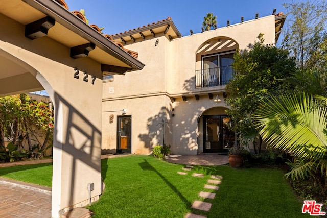 view of front of house with a front lawn