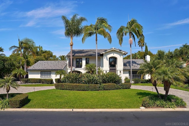 view of front of house featuring a front lawn