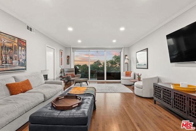 living room featuring floor to ceiling windows, light hardwood / wood-style flooring, and crown molding