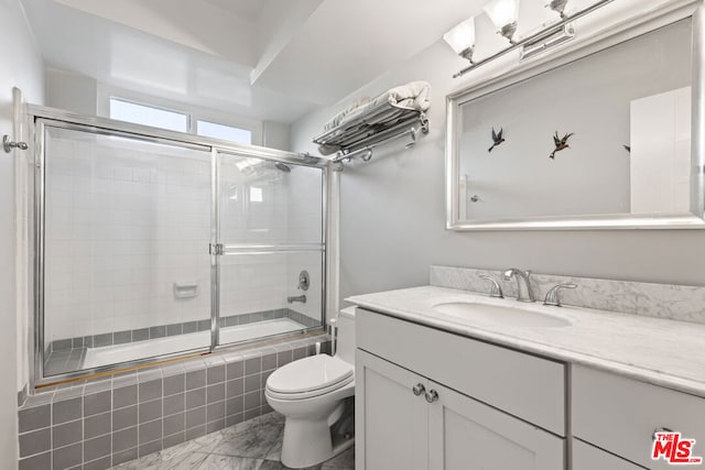 full bathroom with toilet, vanity, and enclosed tub / shower combo