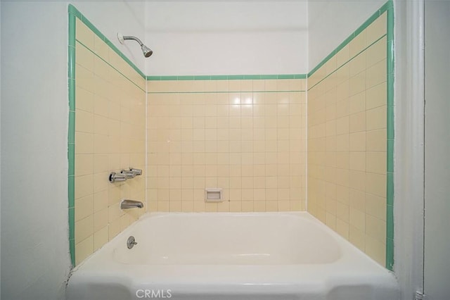 bathroom featuring tiled shower / bath combo