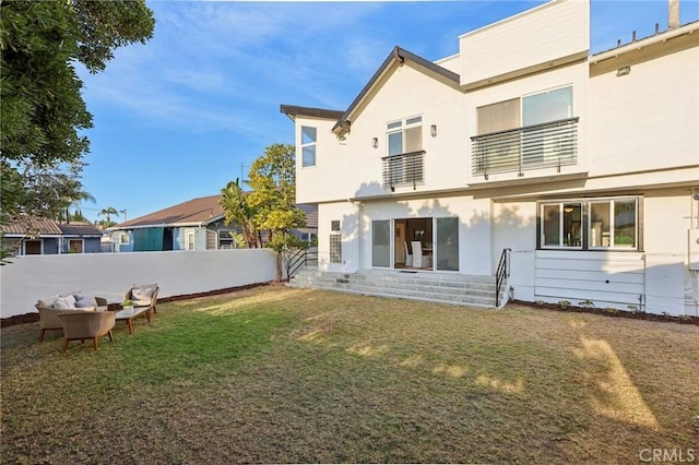 back of house featuring a lawn