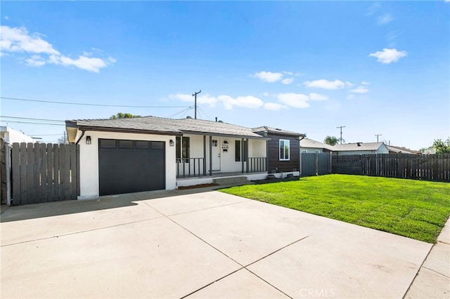 view of front of home with stucco siding, fence, a garage, driveway, and a front lawn