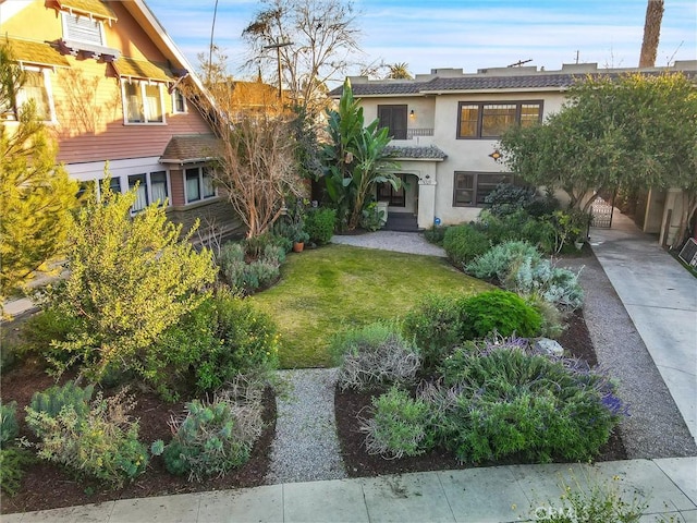 view of front facade featuring a front yard