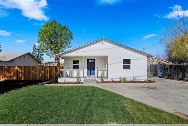 view of front of home with covered porch and a front lawn