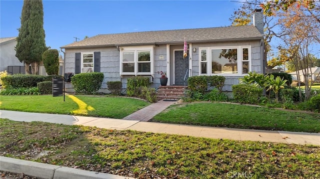 view of front of home featuring a front lawn