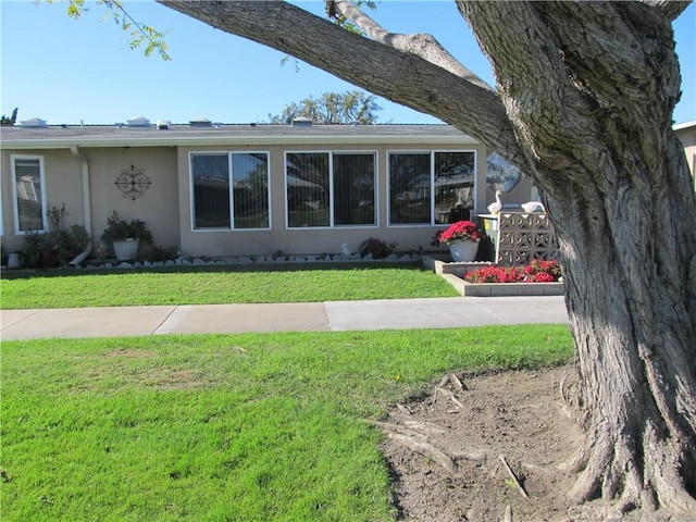 view of front facade with a front yard