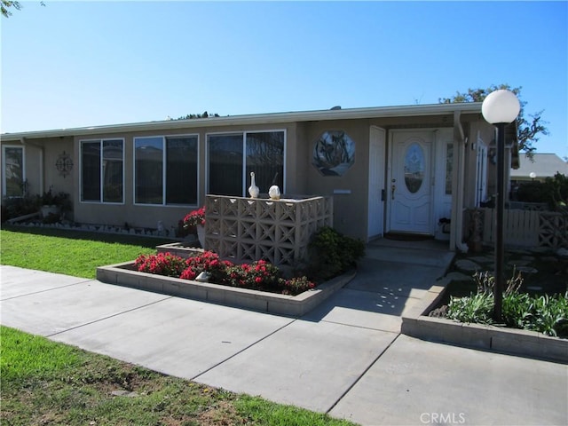 view of front of house with a front yard