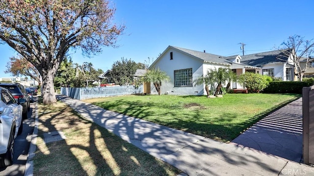 view of front of property featuring a front yard