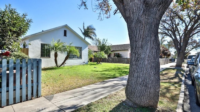 view of front of property featuring a front lawn