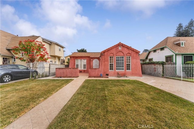 view of front facade featuring a front yard