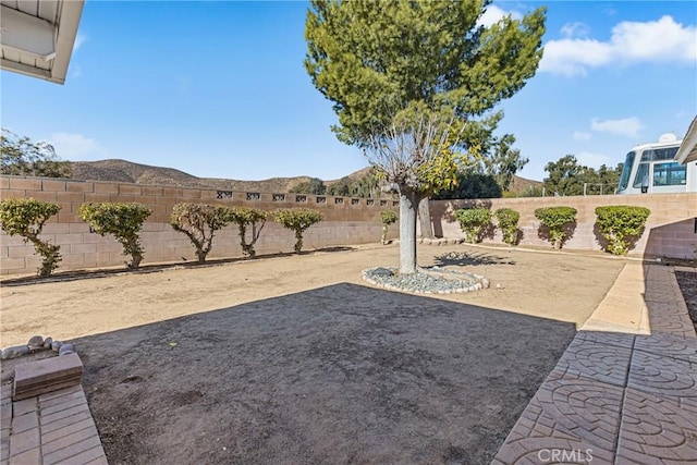 view of yard with a mountain view