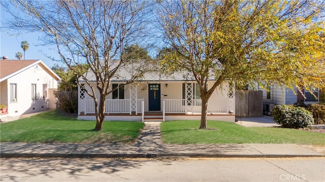 single story home with a front lawn