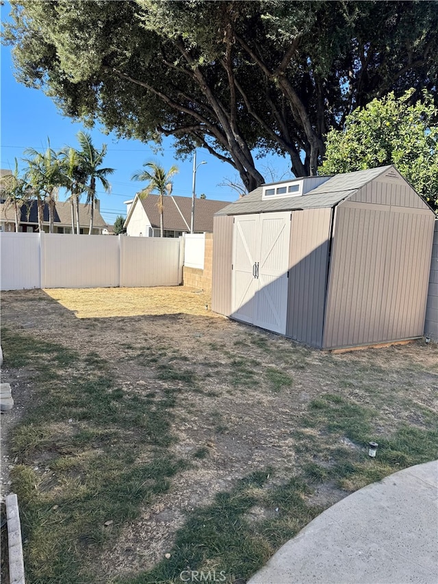 view of yard with a shed