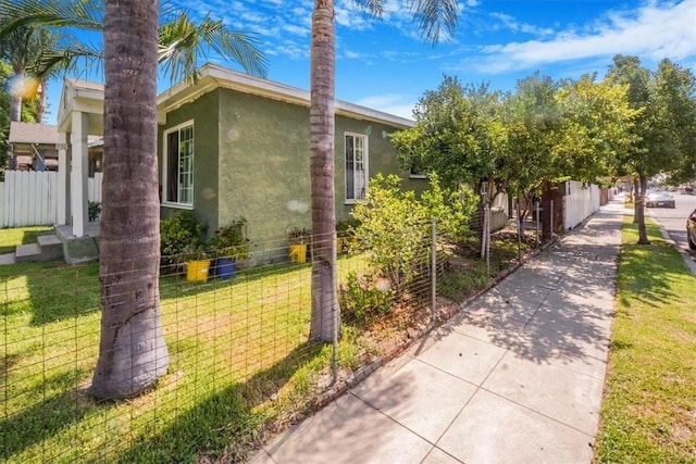 view of front of property featuring a front lawn