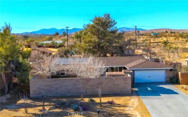 single story home featuring a mountain view