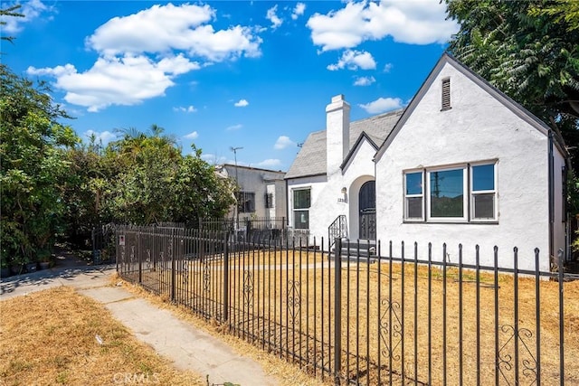 view of front of home featuring a front yard