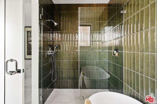 bathroom featuring a tile shower