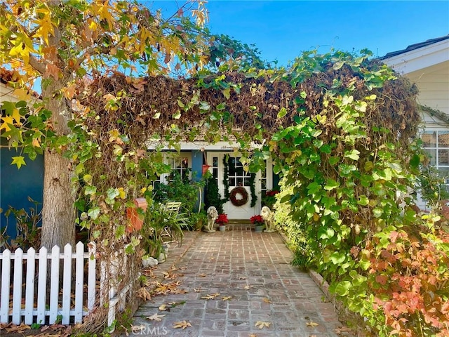 entrance to property with fence