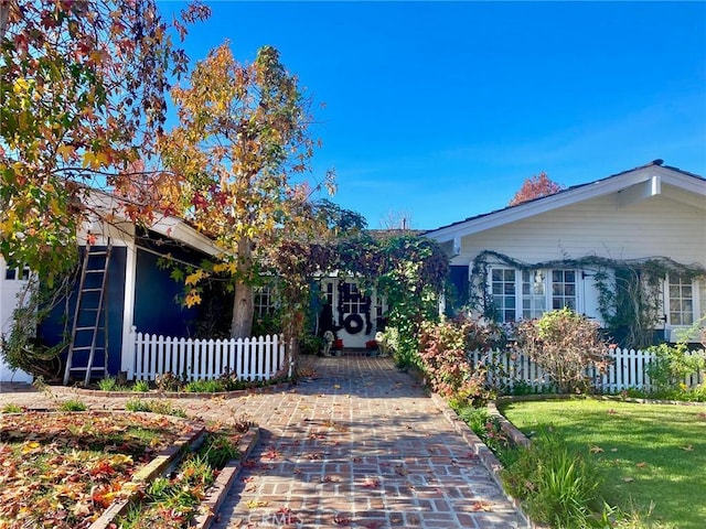 view of front facade with fence and a front lawn