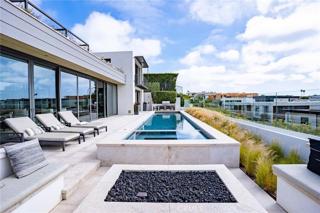 view of pool with an in ground hot tub and a patio area