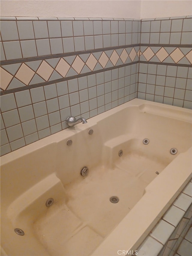 bathroom with a tub