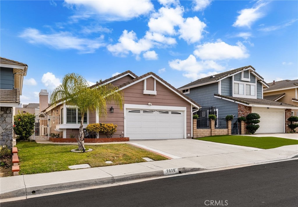 craftsman house featuring a front lawn