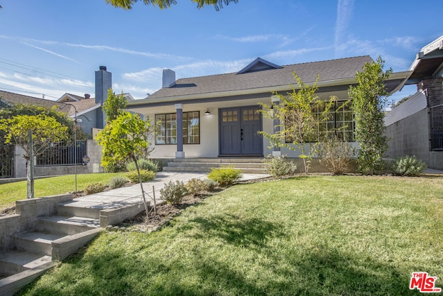 view of front of property featuring a front lawn and a porch