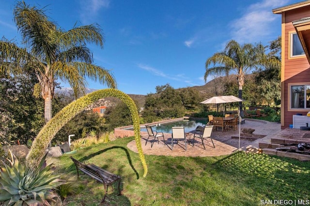 view of yard featuring a patio area