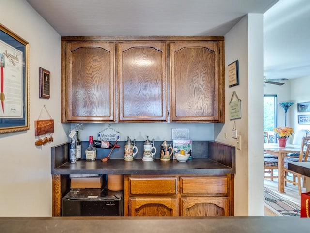 bar featuring ceiling fan