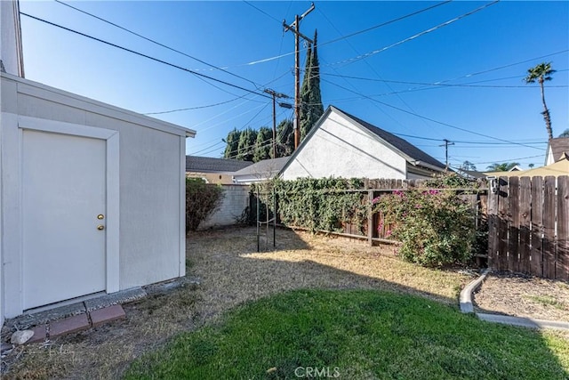 view of yard featuring a storage shed