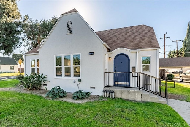 view of front of house with a front lawn