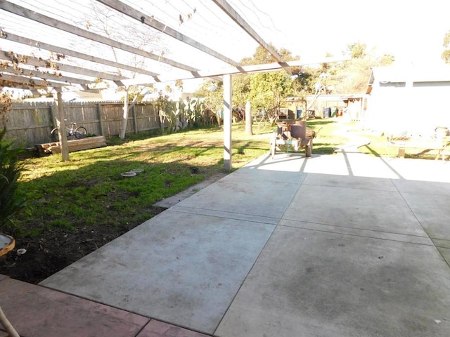 view of yard with a pergola