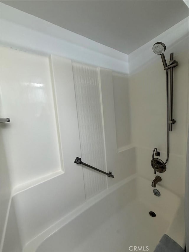 bathroom with bathtub / shower combination