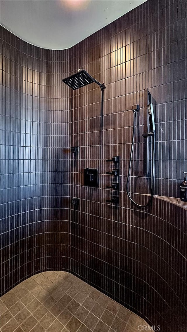 bathroom featuring tiled shower