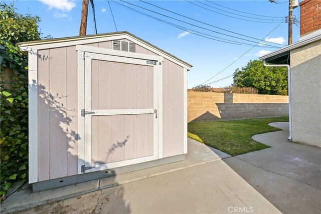 view of outdoor structure with a yard