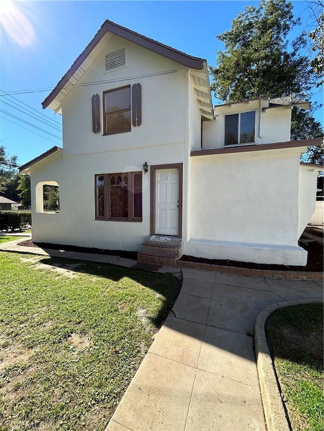 view of front facade with a front lawn