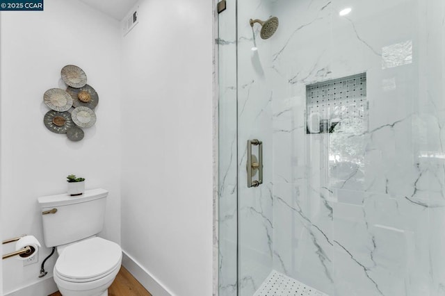 bathroom featuring toilet and tiled shower